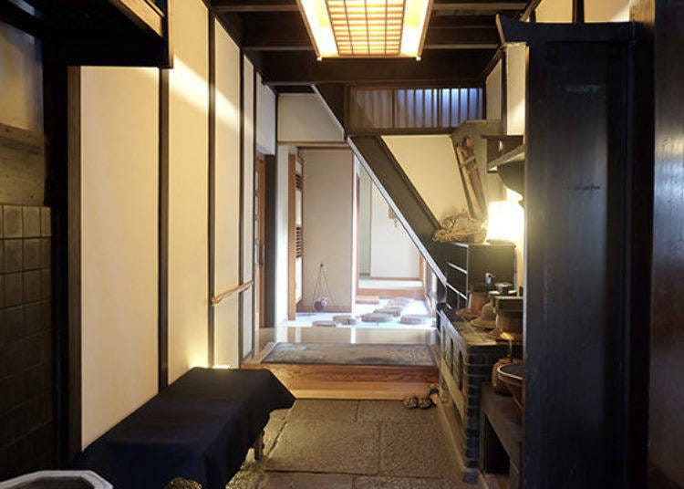 ▲房子縱深較深為京都傳統住家特有的構造為「鰻魚的睡床（うなぎの寝床）」。最裏頭為茶房與日本庭園