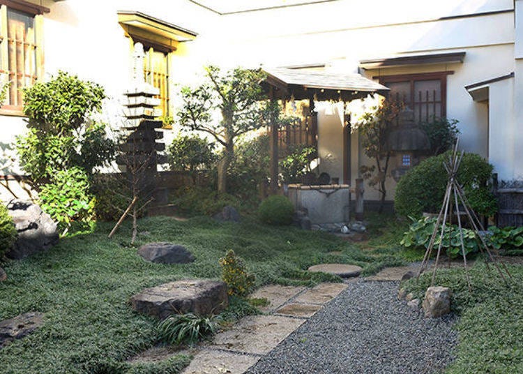 ▲窗外寬敞的日式庭園讓人放鬆。最裏頭的水井現在仍在使用。