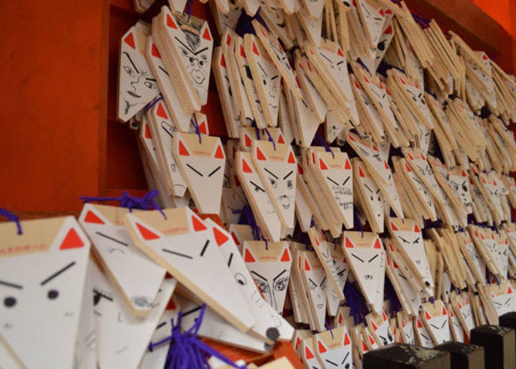 ▲An unusual Byakko ema (wooden boards to write down wishes and prayers). People draw different fox faces along with their wishes