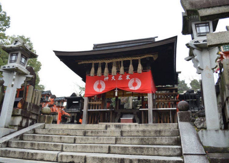 ▲After getting past Kiri no Mori, you will reach Ichinomine sitting at the peak of Mt. Inari at an altitude of 233m. Here the deity Suehiro Okami is worshiped.