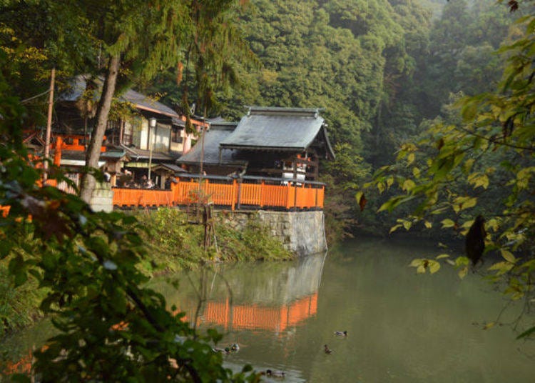 ▲熊鹰社与新池。传说往池塘拍手，往回音的方向就可以找到想要找的人。