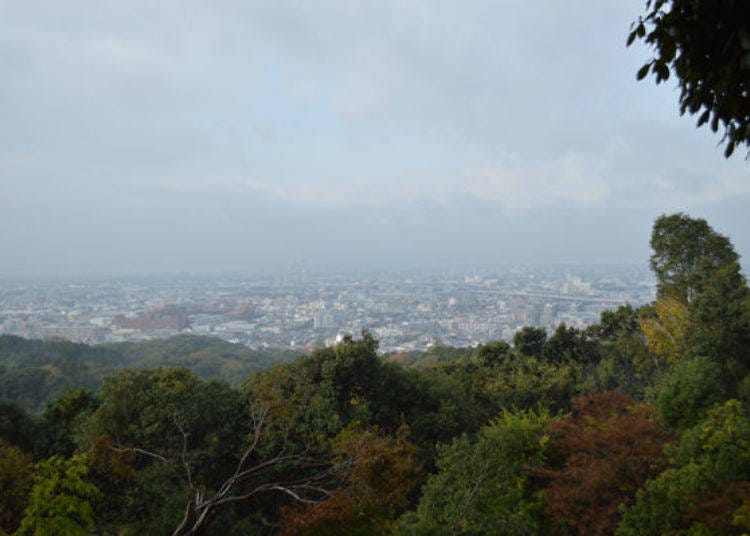 ▲從半山腰的附近，是可以一覽京都市南部絕景的地點。趁機讓疲勞的雙腿休息一下。