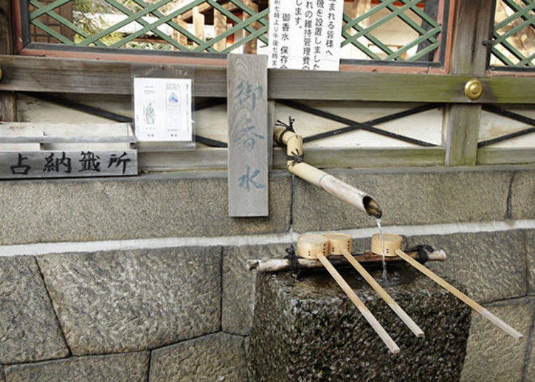▲Gokossui water in front for the main hall. Many visitors come here for this miraculous water