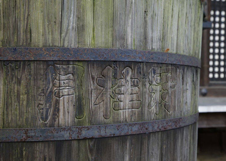 ▲The rain gutter uses a seasoned sake barrel