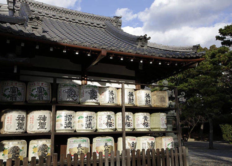 ▲Many famous sake from Fushimi Sake District are offered to the shrine