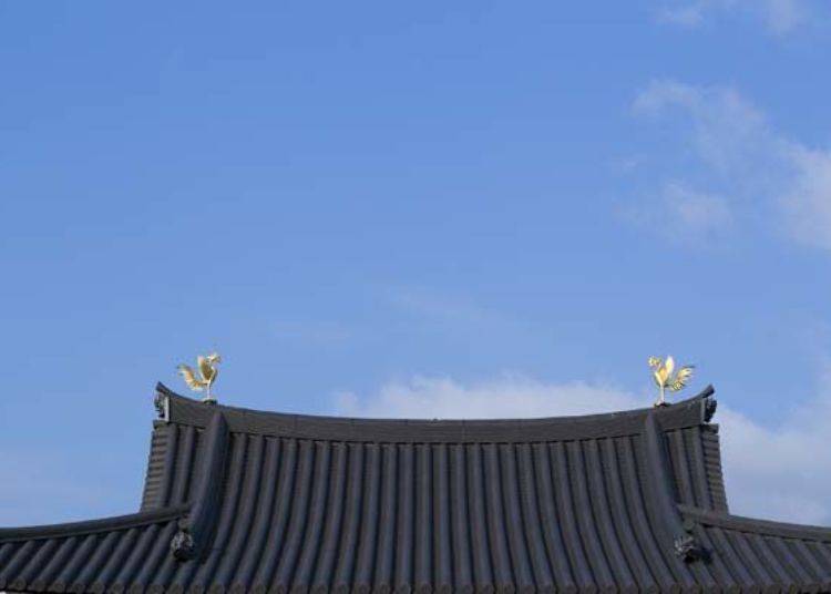 ▲일본의 만엔 권 지폐 디자인으로도 사용된 국보 ‘금동 봉황’. 현재, 봉황당 중당의 지붕 위에 있는 것은 새로 교체한 두 번째의 것.