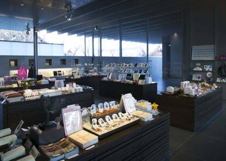 ▲博物館紀念品店有販售鳳凰的原創商品、阿彌陀如來像的照片本，和手拿樂器的雲中供養菩薩像之鑰匙圈等。