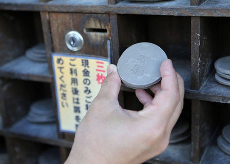 ▲The word "banpuku" (health and happiness) is written on these kawarake (ceramic plate). They are 3 for ¥300 (tax included).