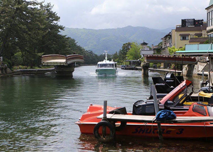 ▲Kaisen-bashi, a bridge that rotates to lets boats pass through