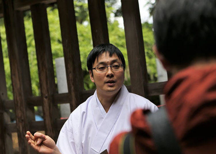 ▲Mr. Umemoto, a junior priest of the shrine, showed me around. We also entered the main shrine in the back of the hall dedicated specifically to prayer.