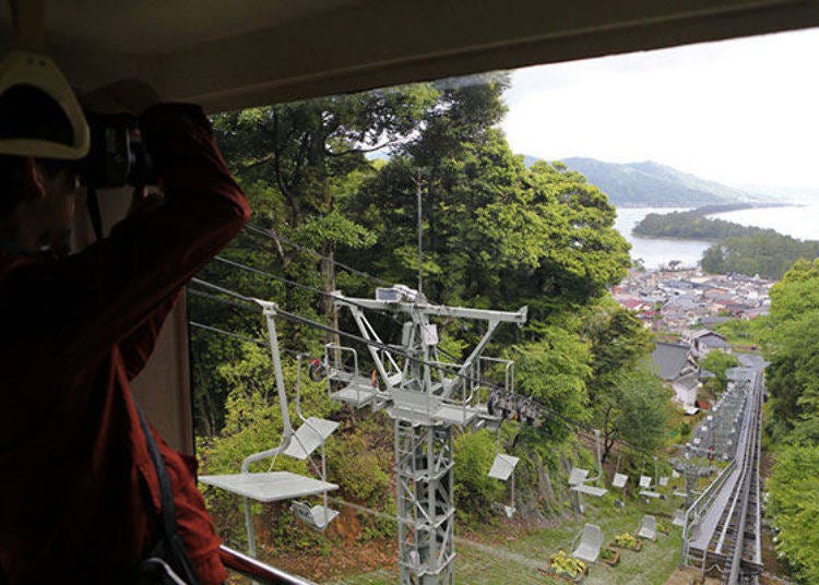 ▲單軌列車外的風景。隨著列車的上升，從大大的窗戶可以看到天橋立的景色一點一點的出現在眼前