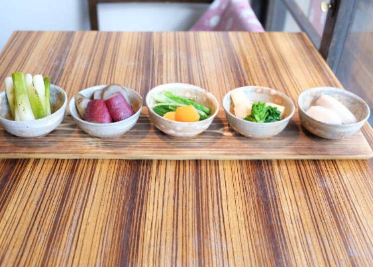 ▲Daily special:  Simmered Kyoto-Harvested Vegetables (918 yen, including tax). (From left: Kujo onion (Kyoto green onion), sweet potato and burdock, carrot and mizuna (Japanese mustard greens), bamboo shoots and canola blossom, taro).