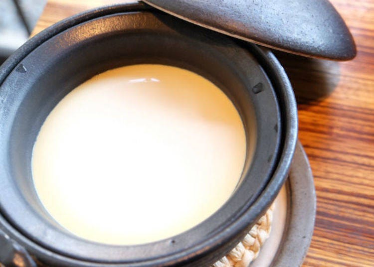 ▲House Specialty: Freshly Made Tofu Pot (1,026 yen, including tax). Hard on the surface, light and loose underneath – delicious!