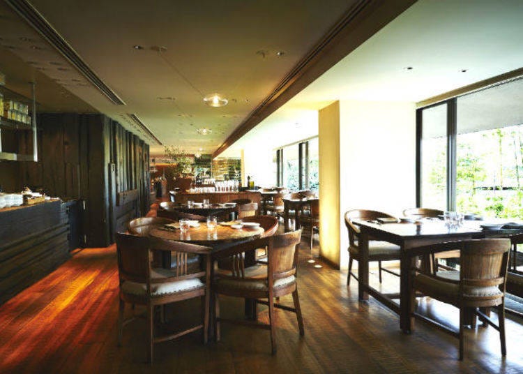 ▲Large windows help create a light and spacious interior. The restaurant faces directly onto Shichi-jo Dori, so you don’t have to go through the hotel to get to it.