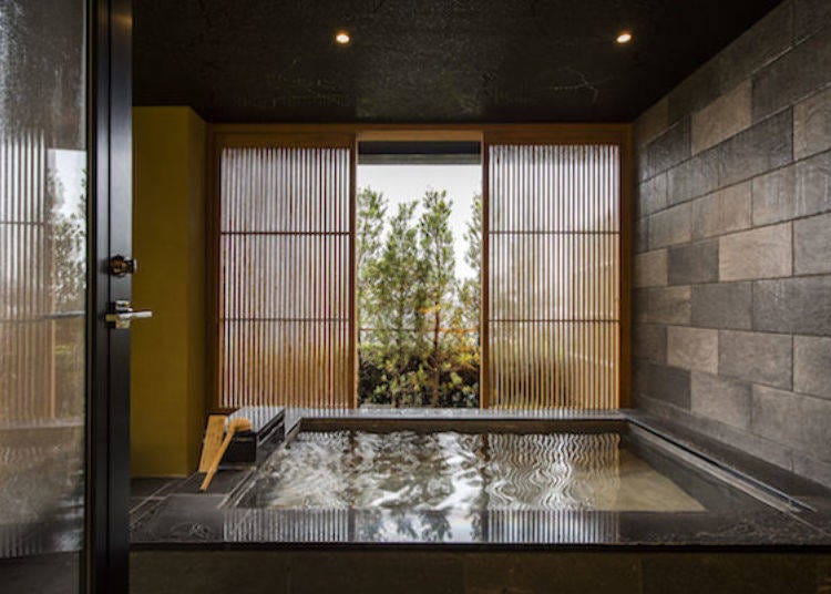 ▲The guest bath of the special room "Mizu no Aya" has a very spacious feel with the open windows. Beyond the garden lies the Sea of Japan.