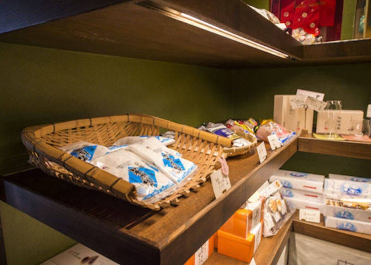 ▲Kotohiki no shio, sea salt from the Sea of Japan, is 550 yen. Kotohiki, a beach to the west of Taiza, is the most beautiful beach in Tango. You can take a stroll there when the weather is nice!