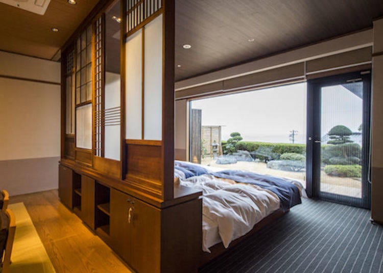 ▲1층 특별실 ‘미즈노 아야’. 오래된 창호 등을 사용한 칸막이 등 일본풍이 느껴지는 모던한 공간