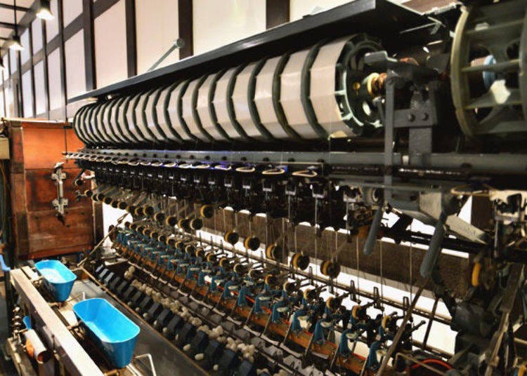 ▲The first floor houses many displays of sericulture machines. In the photo you can see a Gunze automatic reeling machine. Silkworm cocoons are boiled and softened to be made into a single thread.