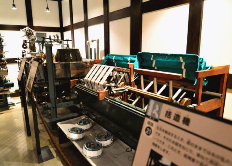 ▲This machine is called 'agegaeshiki' and takes the raw silk wrapped around a small frame that was made with the reeling machine, and wraps it around a large frame while drying it.