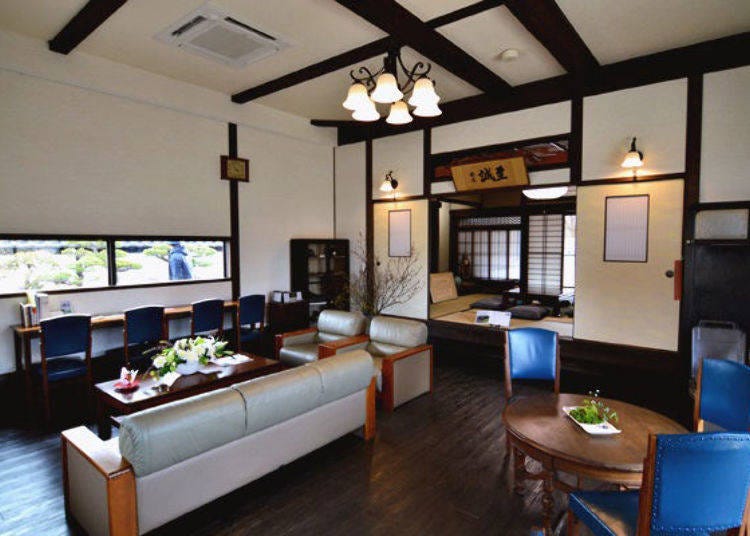 ▲Rest area decorated with retro tables and chairs. In the small garden are bonsai trees, which have carefully looked after and developed together with the people of Ayabe, another progress by Gunze. The little-known history and latest information of these familiar products were very interesting, and so I spent a lot of time there.