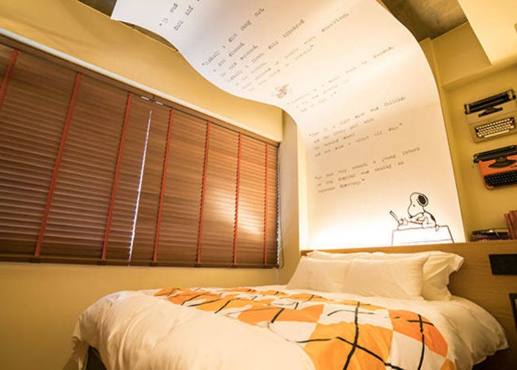▲Room 41, a double room, is designed with the concept "It was a dark and stormy night" and shows an image of Snoopy typing a story on the wall.