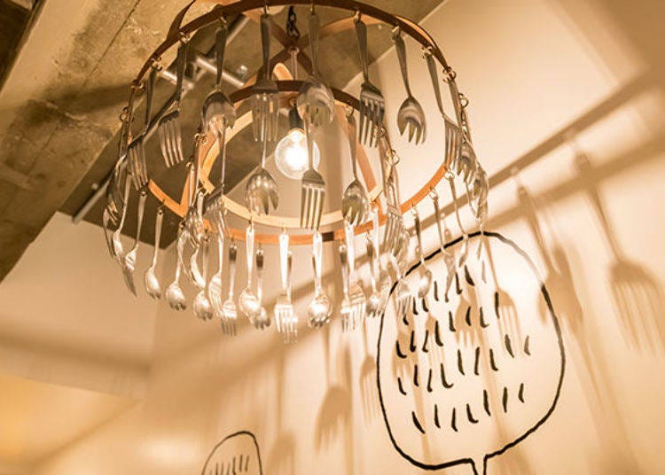 ▲This fork and spoon chandelier creates a fun atmosphere.