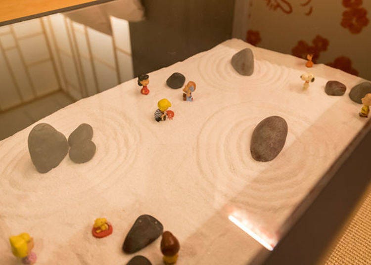 ▲When you peer through the glass top table, you can see Snoopy and friends gathered together in a Japanese rock garden! It's pretty amazing!