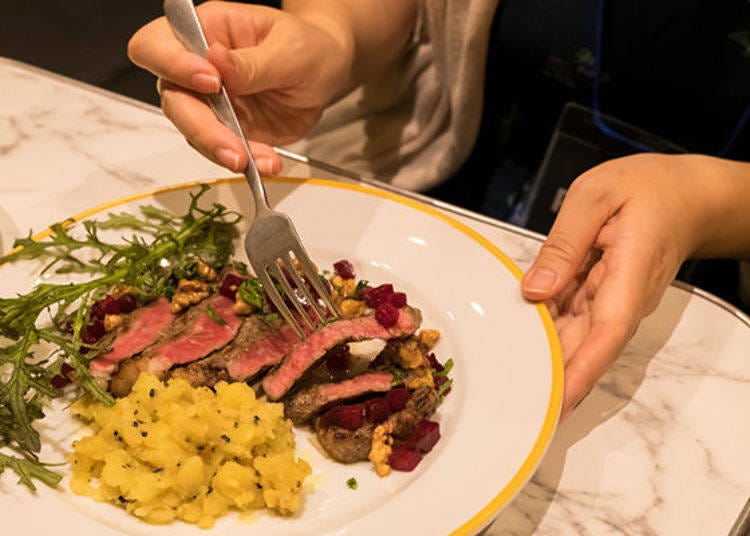 ▲The light steak seasoned with coarse salt has a great compatibility with the sweet mashed potatoes. (Single item ¥3000, Lunch Course ¥3800, Dinner Course ¥4500)
