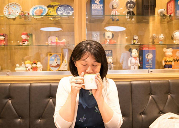 ▲Enjoying a happy tea time under the watch of Snoopy and all his friends