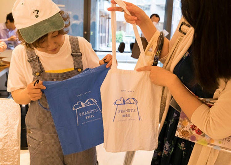 ▲There is a variety of convenient 'Peanuts Hotel Grand Opening' Eco Tote Bags (Blue and White, ¥1500)