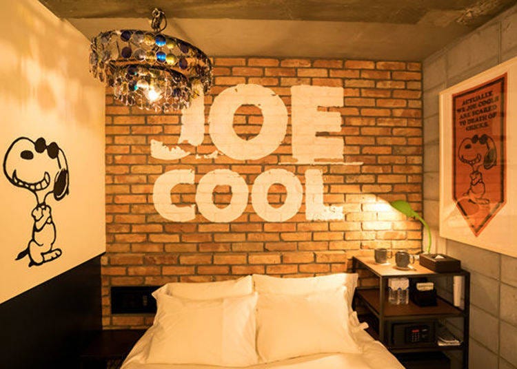 ▲「Room43」是以總愛帶著潮流指標墨鏡的大學生史努比Joe Cool的秘密基地為題的客房，紅磚牆面上寫著大大的「JOE COOL」讓人一走進房就印象深刻，用墨鏡打造的吊燈也相當酷炫