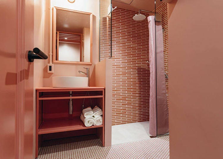▲包含浴室也全部都是粉紅色。房內包含毛巾、拖鞋等各種備品都可以讓入住客人外帶回家