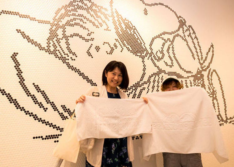 ▲PEANUTS HOTEL原創設計的糊塗塌客毛巾（左．1800日圓）和浴巾（右．2300日圓），使用吸水性極高的金治製毛巾為用材