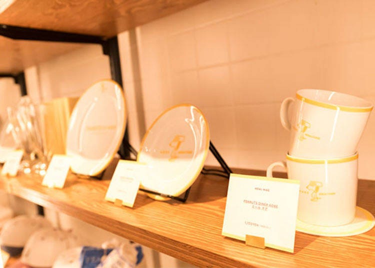 ▲三樓餐廳使用的餐具。由右至左為馬克杯（1700日圓）、17cm餐盤（1500日圓）、24cm餐盤（3000日圓）