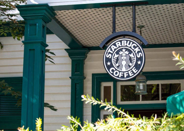 ▲The Starbucks logo for this shop is made of wood.