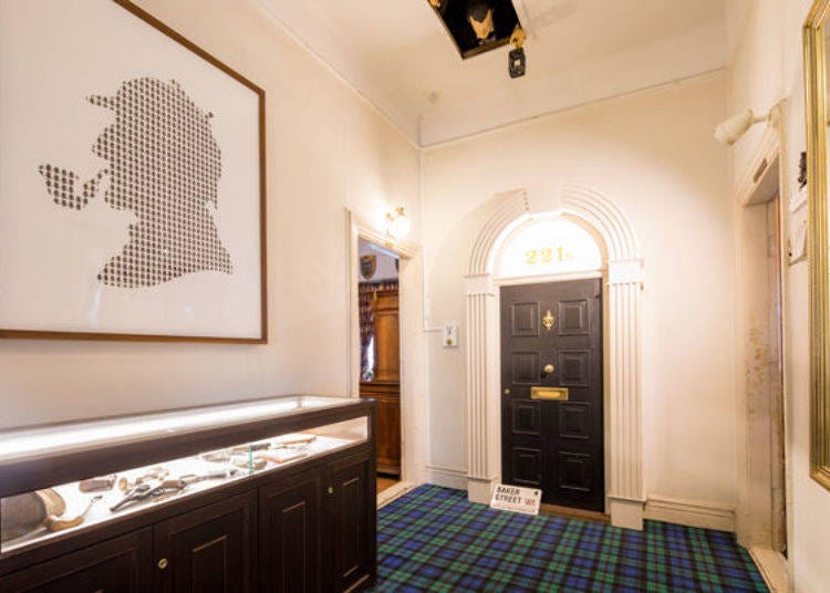 ▲ The pipe, tobacco, and other accessories used by Homes are displayed in the hallway.