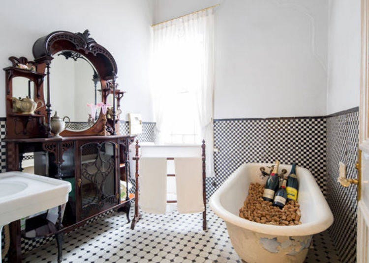 ▲ Hint: It feels like Holmes might be here.
