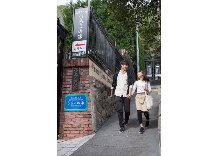 ▲The steep and narrow Oranda-zaka [Holland Hill] in front of Uroko House