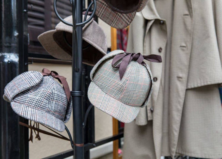 ▲입구 근처에서는 영국 스타일의 모자와 망토를 자유롭게 빌릴 수 있다.
