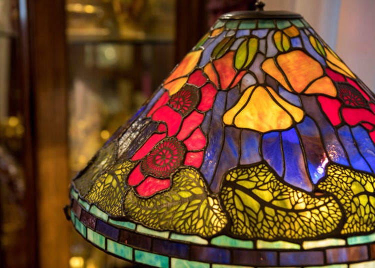 ▲提示：著名的新藝術運動藝術家艾米里·加利的照明玻璃工藝品。哪一間異人館裡展示著許多美麗的照明器具呢？