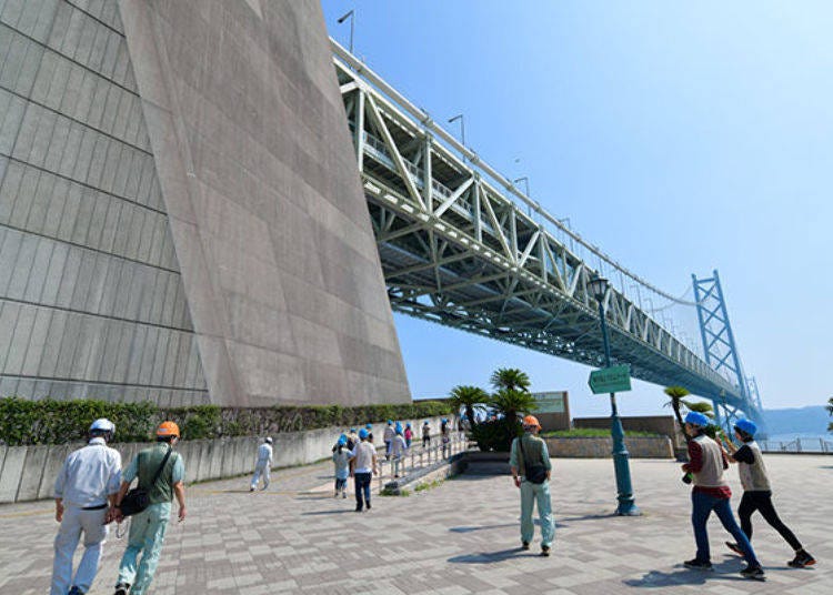 ▲Heading to the Maiko Marine Promenade you approach the Anchorage, a towering concrete structure shown in the left of the photo. The Anchorages serve as huge concrete weights that firmly secure both ends of the main cables.