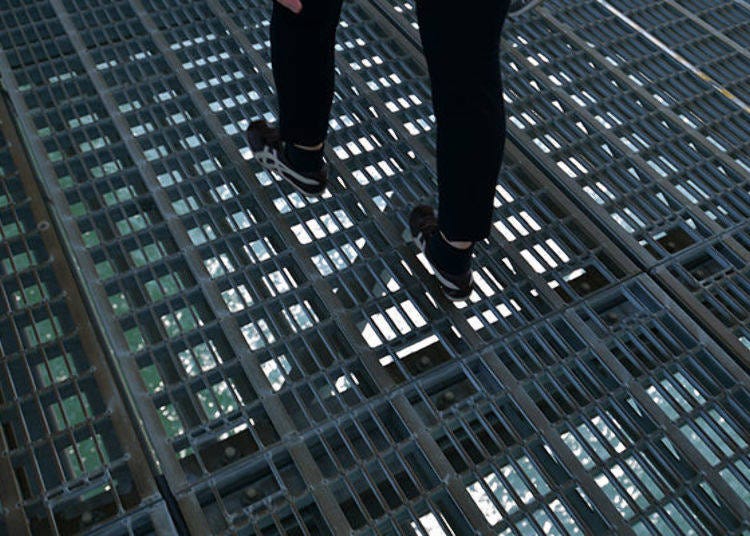 ▲The Wide Management Route is about 45 meters above the sea surface. You can see through the metal grating of the floor. The grating minimizes the effect of wind blowing on the bridge.