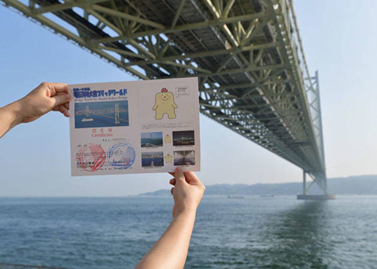 ▲“I walked on this bridge and climbed and stood on that main tower!” A photo of you together with the certificate makes a great souvenir.