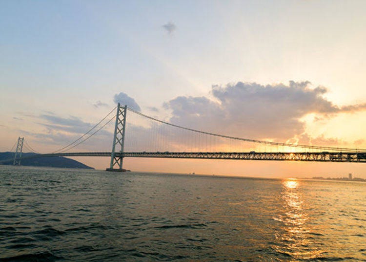 ▲Listening to the sound of the waves while enjoying the view of the sun setting behind Akashi-Kaikyo Bridge is very soothing.
