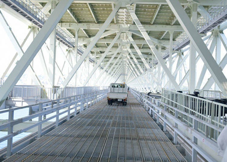 ▲하바히로 관리로를 작업차가 지나간다! 1달에 20일 정도는 다리를 점검하고 있다고 한다. [하바히로 관리로]는 이렇게 작업차가 달리는 통로이다
