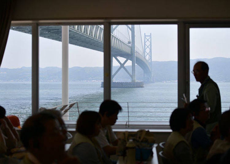 ▲明石海峽大橋與海面幾乎占滿了整個窗外景致