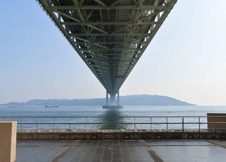 ▲舞子海上海濱大道的入口在明石海峽大橋的正下方，從這邊拍照也很不錯