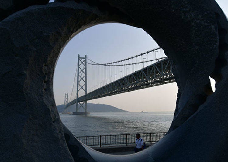 ▲明石海峽大橋建立滿五週年時的紀念裝置藝術「夢視鏡（夢レンズ）」，可以從中間的洞看見大橋