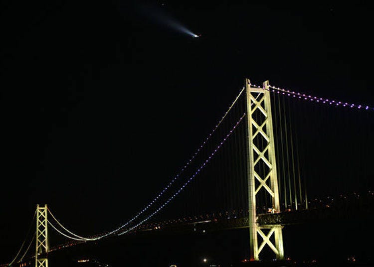 ▲天空中的是預計降落在神戶機場的飛機，不知道從空中看往地面上的明石海峽大橋會是什麼樣的景色呢？