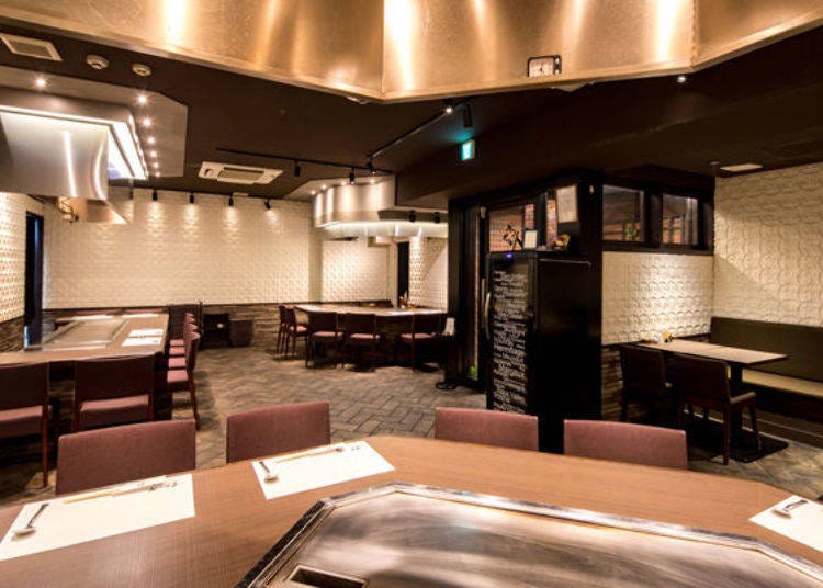 ▲ The spacious interior with several teppanyaki counters